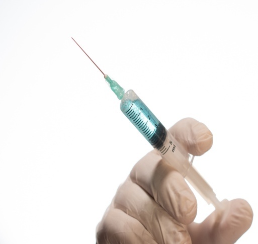C:\Users\vw\Documents\Martin\closeup-of-a-person-with-a-latex-glove-holding-a-needle-syringe-isolated-on-a-white-background.jpg